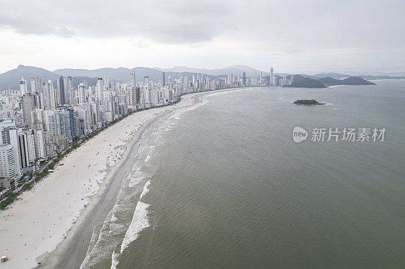 Balnéario Camboriú海滩海滨的观点在一个阴天和很少的人在海滩上